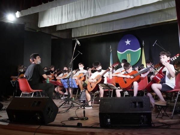 Se llevó a cabo la 27° edición del Festival “Guitarras del Mundo” y se presentó en Baradero, Villa Gesell, Avellaneda, Azul y Bahía Blanca