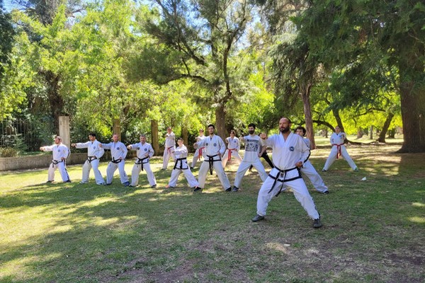 Estudiantes del Taekwon-Do del Edificio Bicentenario, a cargo del maestro de VII° Dan Diego Ledesma, rindieron para Cinturón Negro