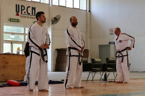 Estudiantes del Taekwon-Do del Edificio Bicentenario, a cargo del maestro de VII° Dan Diego Ledesma, rindieron para Cinturón Negro