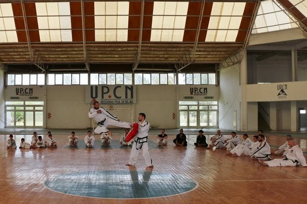 Estudiantes del Taekwon-Do del Edificio Bicentenario, a cargo del maestro de VII° Dan Diego Ledesma, rindieron para Cinturón Negro