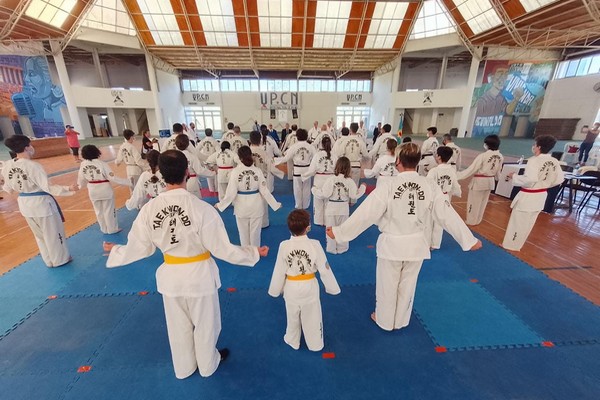 Estudiantes del Taekwon-Do del Edificio Bicentenario, a cargo del maestro de VII° Dan Diego Ledesma, rindieron para Cinturón Negro