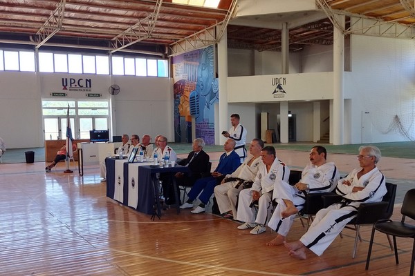 Estudiantes del Taekwon-Do del Edificio Bicentenario, a cargo del maestro de VII° Dan Diego Ledesma, rindieron para Cinturón Negro