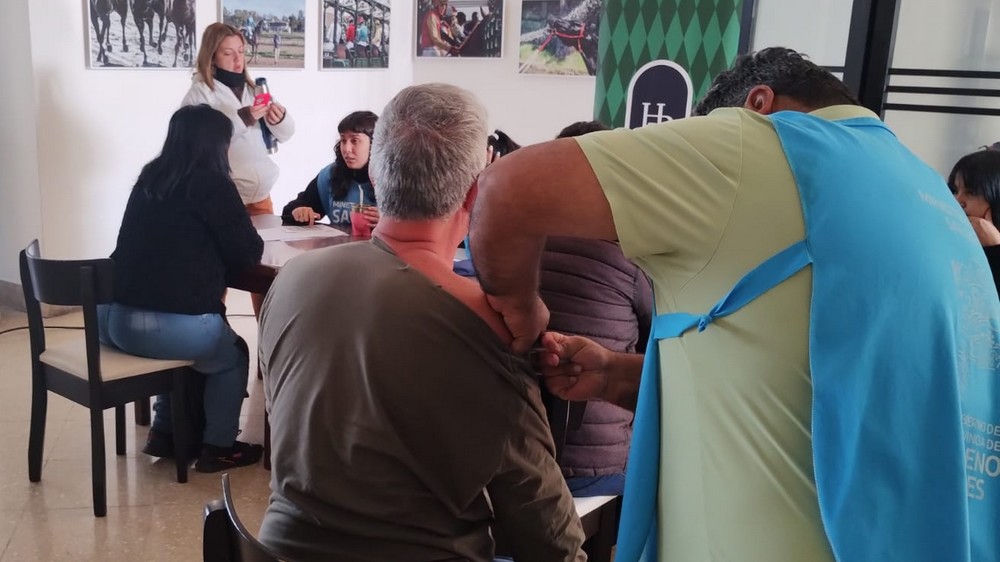 UPCNBA, conjuntamente con el Ministerio de Salud bonaerense, realizaron una jornada de vacunación en el Hipódromo de La Plata