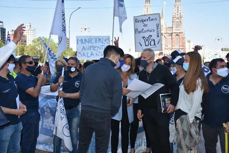 Gran movilización de la UPCNBA frente el cierre unilateral de la paritaria municipal de La Plata