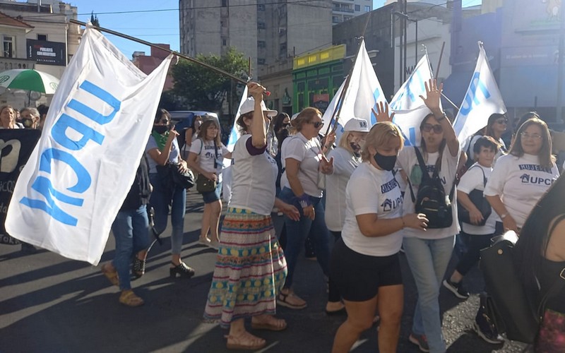 Mujeres integrantes de comisión directiva, delegadas y afiliadas de UPCNBA marcharon por el 8M en La Plata