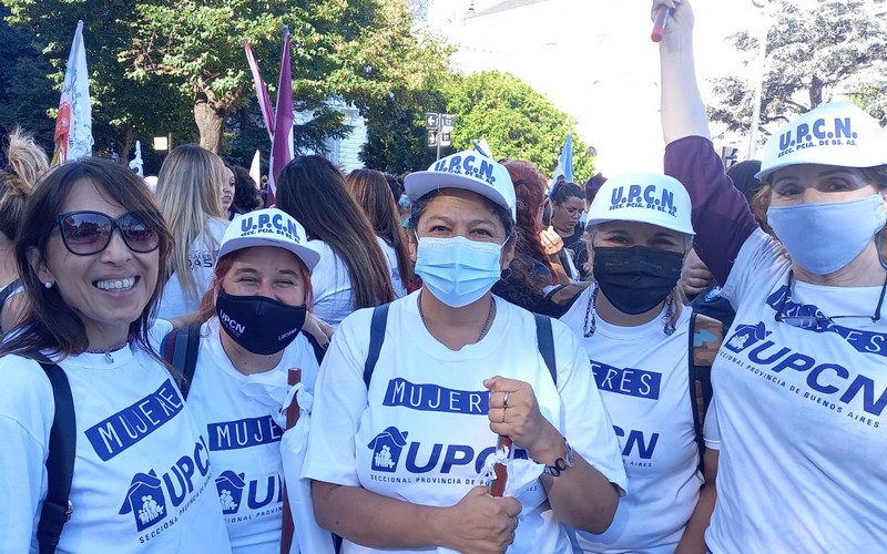 Mujeres integrantes de comisión directiva, delegadas y afiliadas de UPCNBA marcharon por el 8M en La Plata