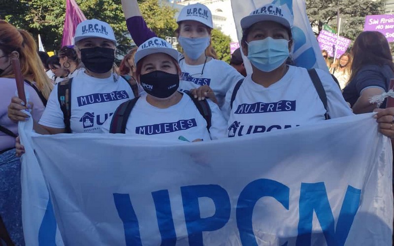 Mujeres integrantes de comisión directiva, delegadas y afiliadas de UPCNBA marcharon por el 8M en La Plata