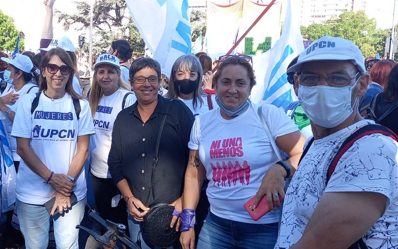 Mujeres integrantes de comisión directiva, delegadas y afiliadas de UPCNBA marcharon por el 8M en La Plata