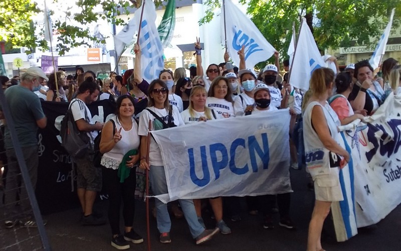 Mujeres integrantes de comisión directiva, delegadas y afiliadas de UPCNBA marcharon por el 8M en La Plata