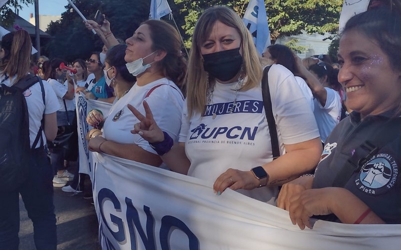 Mujeres integrantes de comisión directiva, delegadas y afiliadas de UPCNBA marcharon por el 8M en La Plata