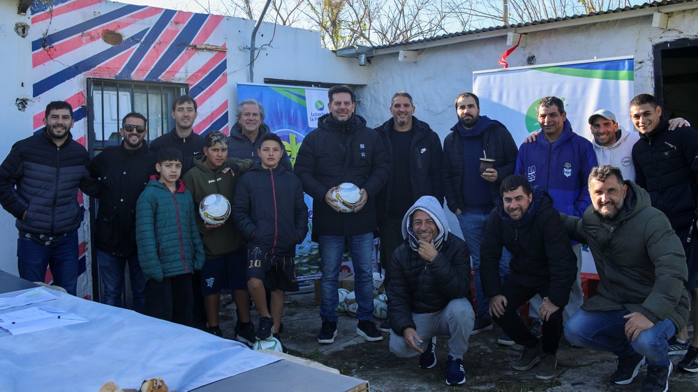 UPCNBA articuló con el Instituto Provincial de Lotería y Casinos una donación de alimentos y pelotas de fútbol para el Club Barrio UPCN