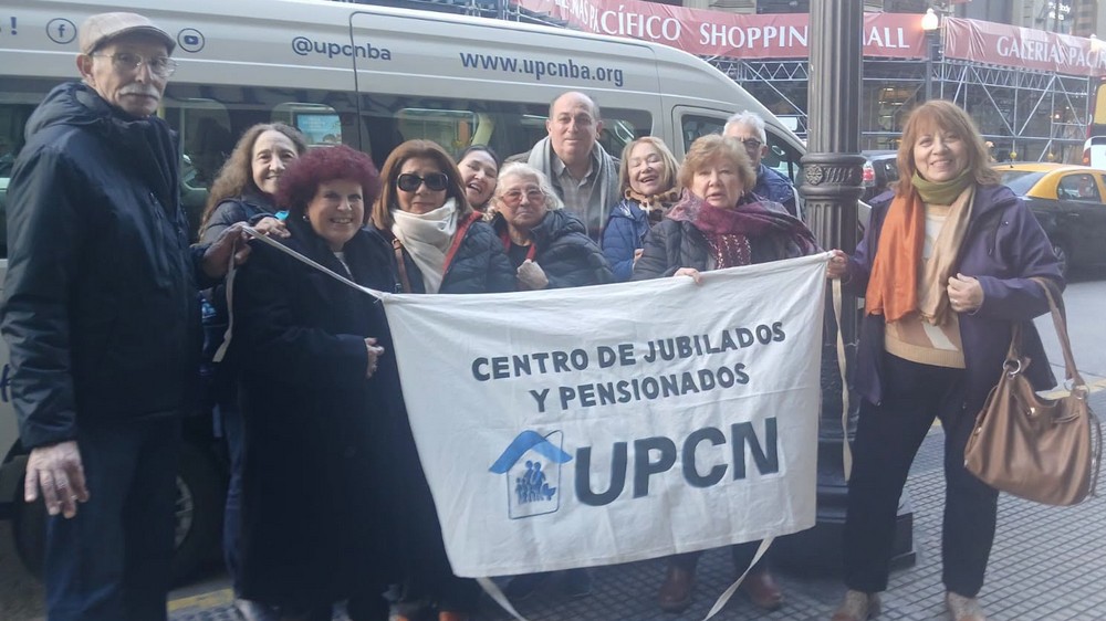 El Centro de Jubilados de UPCNBA realizó una visita al Congreso Nacional y Galerías Pacífico