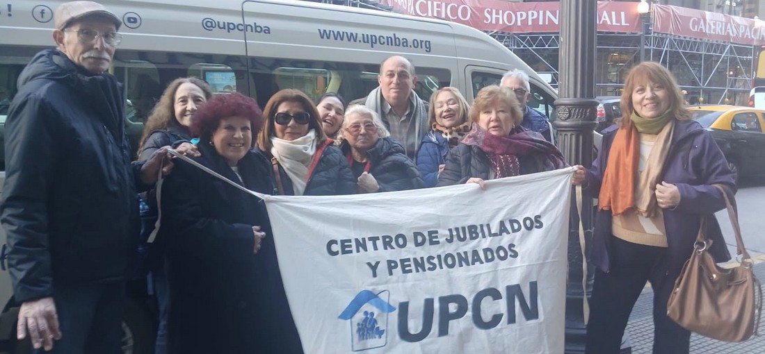 El Centro de Jubilados de UPCNBA realizó una visita al Congreso Nacional y Galerías Pacífico