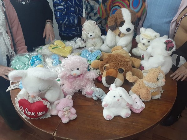 El Centro de Jubilados y Pensionados obsequió escarpines y juguetes a recién nacidos en el marco del Día de la Niñez