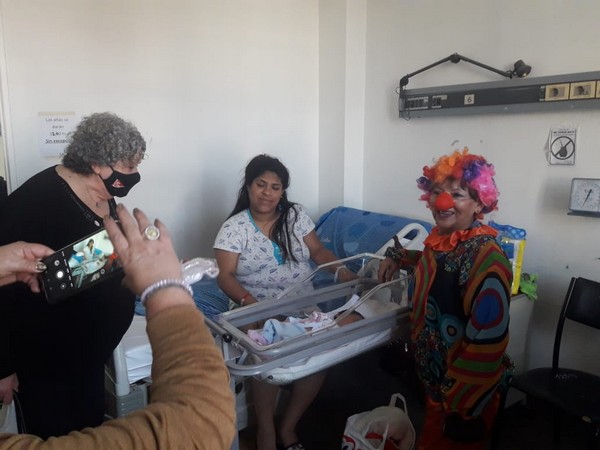 El Centro de Jubilados y Pensionados obsequió escarpines y juguetes a recién nacidos en el marco del Día de la Niñez