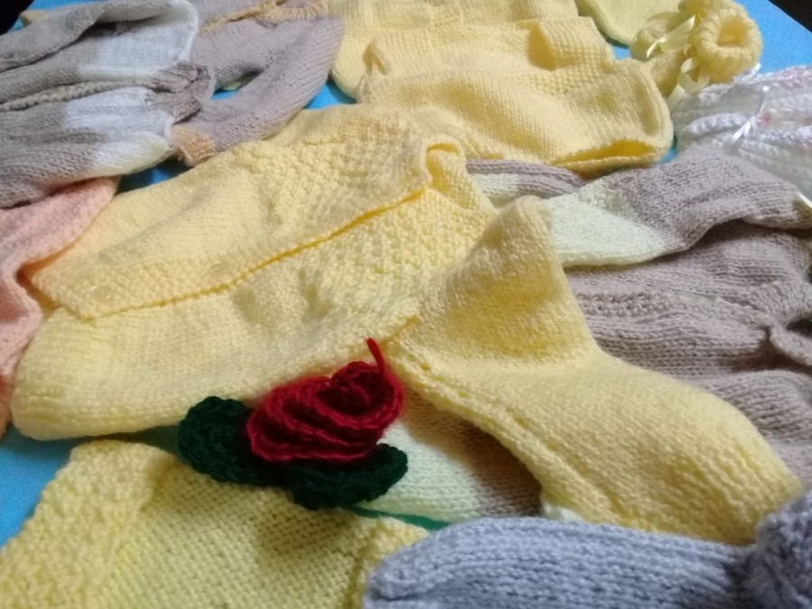Abuelas del Centro de Jubilados preparan prendas tejidas para obsequiar a recién nacidos